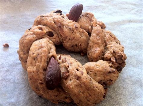 Ma per quanto i gusti cambino, un classico dello street food napoletano resta lui e non c'è novità che tenga. Taralli alle mandorle - (4.1/5)