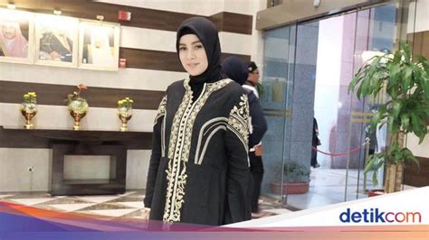 Foto Pesona Olla Ramlan Dengan Ragam Gaya Hijab Saat Umrah