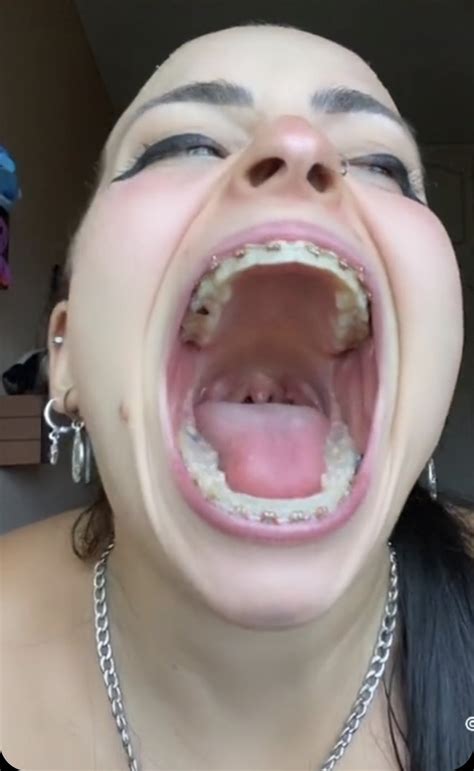 Long Tongue Booty On Twitter Y’all Like Her Big Mouth Z9kmqdgpka Twitter