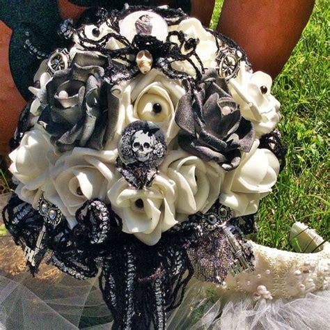 See more ideas about skull, skull decor, gothic house. Skull Wedding Bouquet-Skull Bridal by ModernWeddingTrends ...