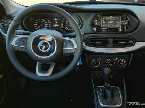 Neon is available with automatic transmission. Foto de Dodge Neon 2017 (15/16)