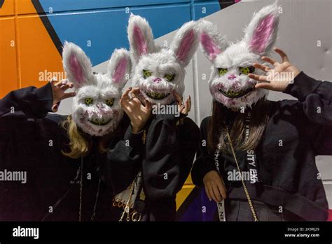 Las Mujeres Japonesas Posan En Unas Máscaras De Conejo Aterradoras