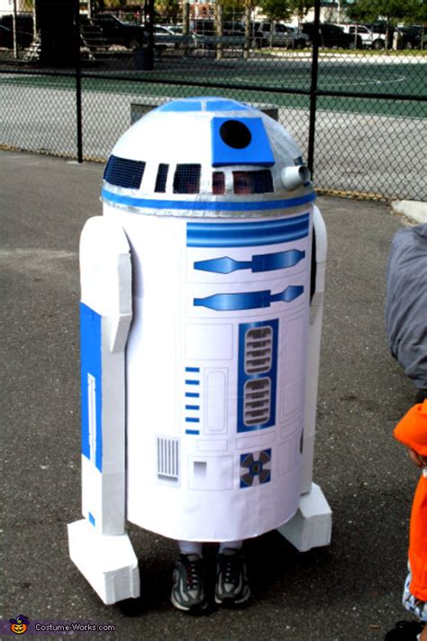 Create a homemade r2d2 costume. Star Wars R2-D2 Costume
