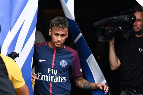 Neymar Le 3 Août 2017 Le Jour Où Il A Signé Au Psg