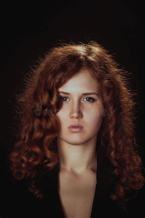 Portret Van Een Betoverende Jonge Vrouw Op Donkere Achtergrond Stock