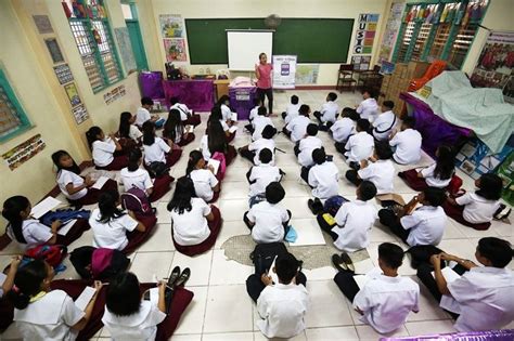 Kakulangan Ng Classrooms At Upuan Sumalubong Sa Pagbubukas Ng Klase