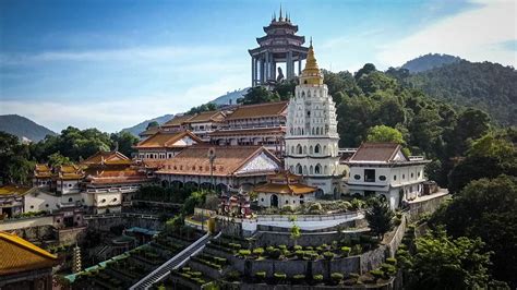 Kok lek si has a temple of 10000 buddhas. 3D2N Penang Free n Easy - Penang-tour.com
