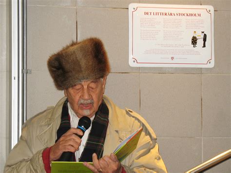 Litterär skylt: Citat ur Lennart Hellsings rim- och ramsbok Här dansar