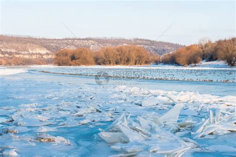 德涅斯特河结冰的冬季景观高清图片下载 正版图片507349891 摄图网