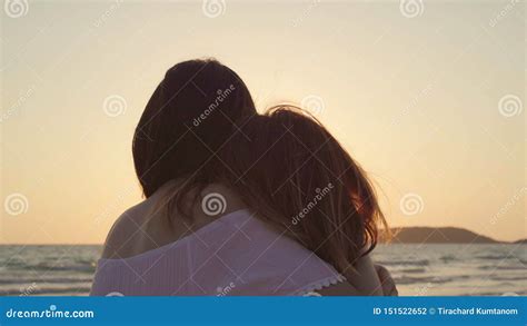 jóvenes parejas de lesbianas asiáticas besándose cerca de la playa hermosas mujeres lgbt pareja