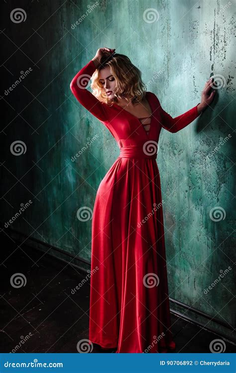 Portret Młoda Seksowna Blondynki Kobieta W Czerwonej Sukni Zdjęcie Stock Obraz złożonej z