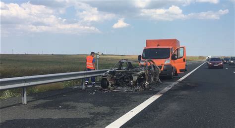 Imaginile au fost surprinse de şoferii aflaţi în trafic. O mașină s-a făcut scrum pe Autostrada Soarelui ...