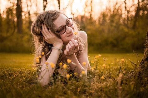 배경 화면 햇빛 야외 여성 여자들 모델 안경을 든 여성 잔디 사진술 웃고있는 아침 감정 로맨스 가을 꽃 목초지 삼림지 인물 사진 상호 작용