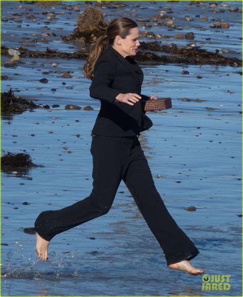 Jennifer Garner Takes A Fully Clothed Dip In The Ocean Photo Jennifer Garner Justin