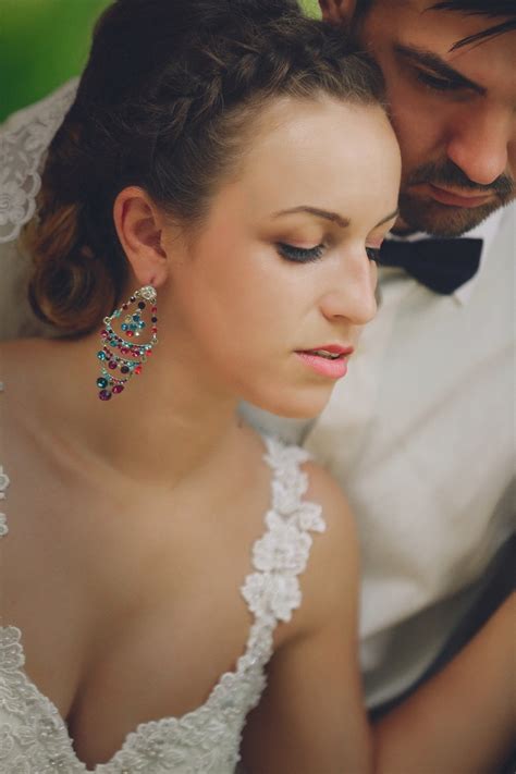 image libre robe de mariée jeune marié la mariée étreinte affection boucles d oreilles