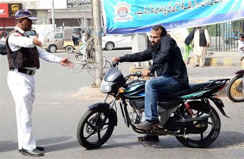 کراچی موٹر سائیکل سوار قانون کی خلاف ورزی کرتے ہوئے موبائل فون پر بات کر رہا ہے جبکہ ٹریفک
