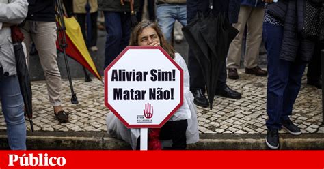 Eutanásia é o ato intencional de proporcionar a alguém uma morte indolor para aliviar o sofrimento causado por uma doença incurável ou dolorosa a eutanásia pode ser classificada em voluntária e involuntária. Eutanásia pode ser punida com pena até cinco anos de ...