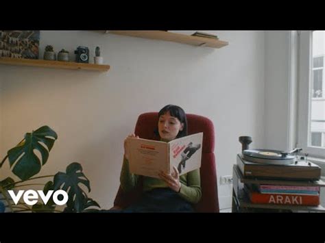 Add this tweet to your website by copying the code below. Stella Donnelly: Old Man - Song des Tages | SOUNDS & BOOKS