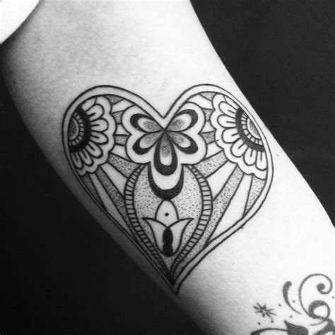 Moon and star tattoo on neck. Henna Heart Tattoo. Unity Tattoo Granada