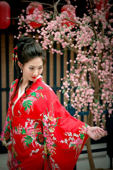 retrato de la muchacha hermosa joven en kimono rojo imagen de archivo imagen de negro