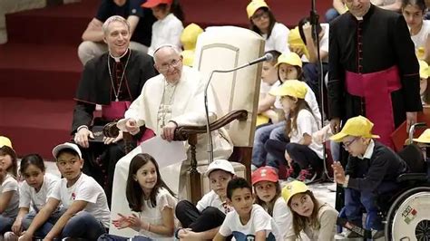 El Papa Francisco Se Rodea De 7000 Niños Que Le Preguntan Por La Paz