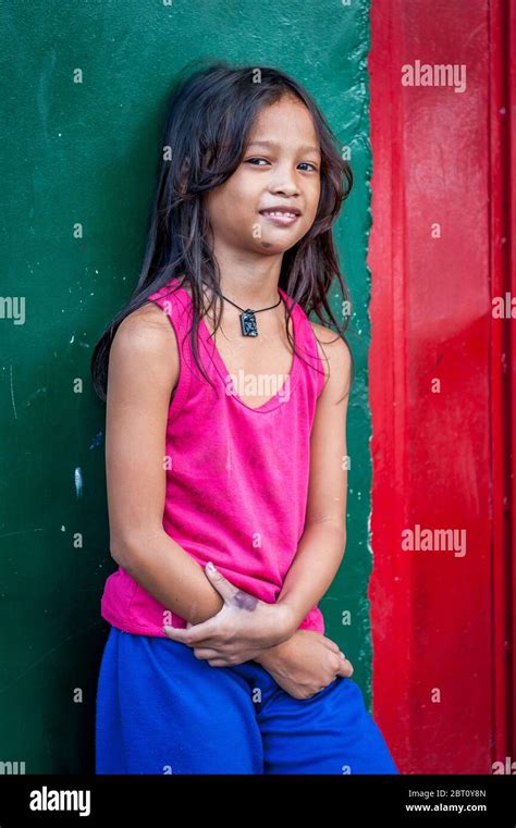 une jeune fille philippine pose et sourit pour mon appareil photo dans la vieille ville