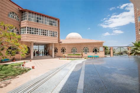 جامعة العلوم والتكنولوجيا تعلن نقل مقرها الرئيسي إلى عدن ابتداءً من الشهر القادم يمن سكاي