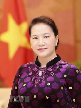 em hãy thắp ánh sáng trong hồn g tôi khi ưu tư đang chất d đầy, vì tình em. Chủ tịch Quốc hội Nguyễn Thị Kim Ngân.