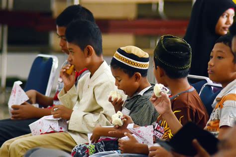 Gambar Orang Anak Laki Laki Pemuda Anak Makan Pendidikan Anak