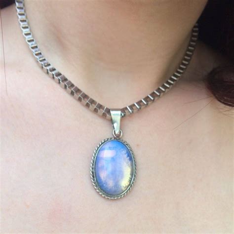 La piedra luna es un mineral de la familia de los feldespatos, compuesta por sodio y calcio. Propiedades mágicas y curativas de la Piedra Luna ...