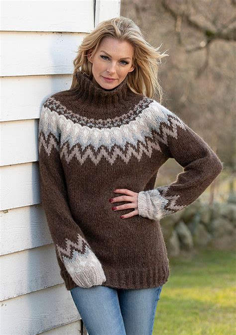 I serien bor deltagarna på en bondgård där de ska klara sig utan både elektricitet eller rinnande vatten. Kathrine genseren fra Farmen Viking 1806-1 Brun