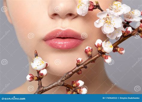 ung flicka med vacker nudesmakeup och klumpläppar perfekta naturliga läppar nära nära henne är
