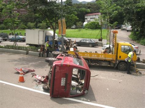 《25.軀幹旋轉運動》 【對象】 中風病人半邊偏癱軀幹穩定度佳者、腦外傷軀幹穩定度佳者、脊髓損傷者、脊椎側彎以及下背痛者 【目的】 在個案須進行伸手取物的動作時，能協助此類動作流暢的進行 【步驟】 1. 新北汐止死亡車禍 貨車撞工程車 - 社會 - 自由時報電子報