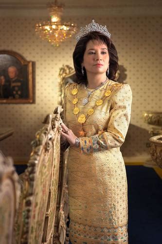 Tunku azizah aminah maimunah iskandariah (kiri) berkenan menerima menghadap raja puan muda perak tunku soraya sultan abdul halim ketika majlis menghadap dan mempersembahkan selempang penaung diraja pppm di istana negara. Barang kemas Istana Melayu I