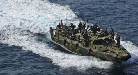 پنتاگون کشتی جنگی آمریکا پس از نزدیک شدن شناور ایرانی ناچار به تغییر