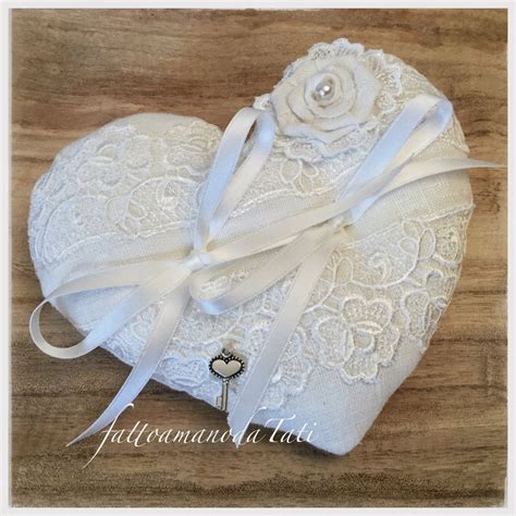 Naviga e scarica gratis i miei schemi punto croce. Cuscino per fedi a forma di cuore in lino bianco e pizzo ...