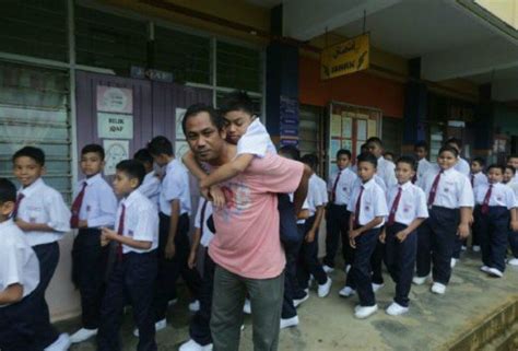 Mengejutkan seorang ayah menyelamatkan anaknya sebelum menjadi zombie. Distrofi Otot - Bapa Sanggup Dukung Anak Ke Sekolah Tiap ...