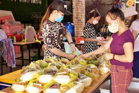 Việt Kiều Gửi Gạo Nấu Cơm Từ Thiện Cùng Người Nghèo Chống Dịch Thế
