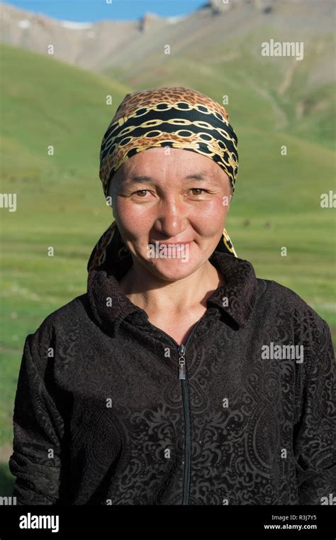 Kyrgyz Woman Song Kol Lake Naryn Province Kyrgyzstan Central Asia
