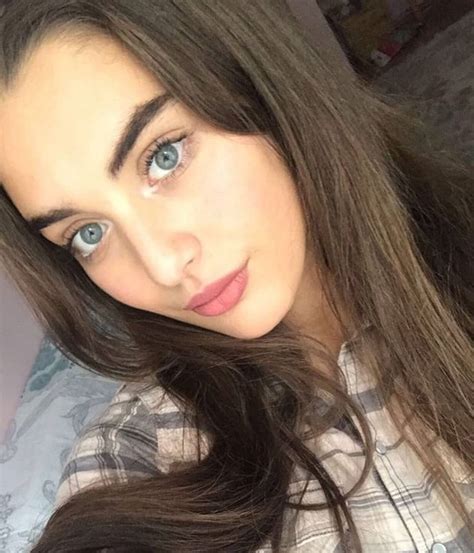 Official page on twitter follow me. Çağla Şimşek | Personas, Actrices, Mesas de comedor