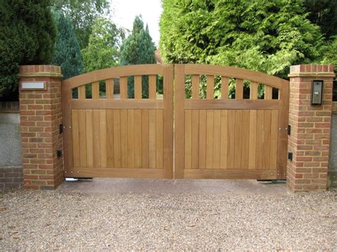 17 Irresistible Wooden Gate Designs To Adorn Your Exterior In 2020