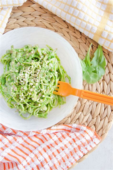 Chedonna.it vi propone una ricetta davvero gustosa per preparare una pasta della domenica davvero unica. Spaghetti al pesto di rucola e speck croccante - Zucchero ...