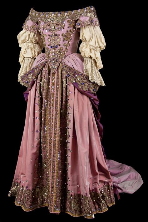 Fashion Of The Baroque Era Historical Dresses 17th Century Fashion Medieval Dress