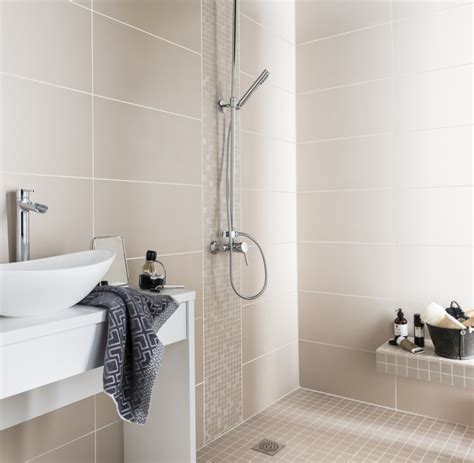 La couleur bleue, au même titre que le beige, permet de créer une ambiance chaleureuse et apaisante. Carrelage salle de bain 30 x 60 blanc - Atwebster.fr ...