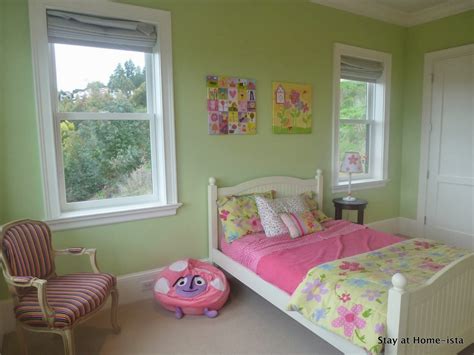 Elegant heart themed girls' bedroom in shades of pink that are easy on the eyes. Haileys Mama: Inreda barnrum