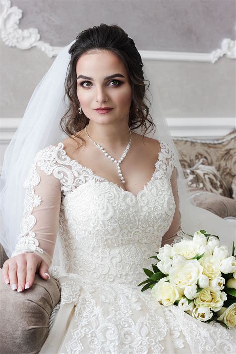 Прекрасная невеста в шикарном красивом свадебном платье и нежным