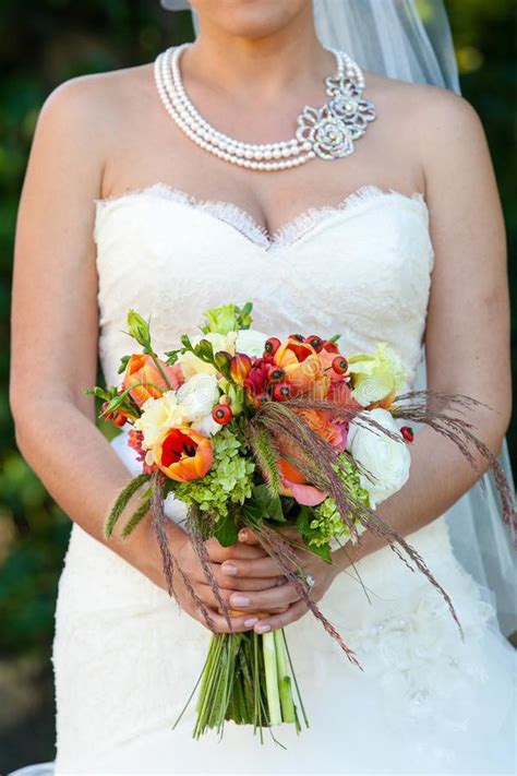 Il mazzo può essere composto a forma di cuore, abbinato a dei cioccolatini e al massimo a dei fiori bianchi piccoli, come il leucadendrio. Sposa Che Tiene Il Suo Mazzo Di Nozze Dei Fiori Con I ...