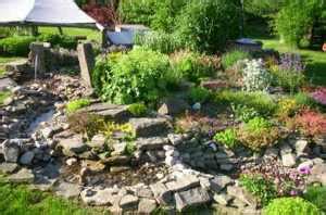 May 15, 2017 · im staudenbeet wirkt die kombination aus zarten blüten, die den stahl umspielen sehr harmonisch und verbindend. Wasserlauf Bachlauf im Garten selbst anlegen