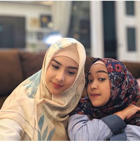 Berbalut Hijab 10 Potret Selebgram Anya Geraldine Yang Curi Perhatian