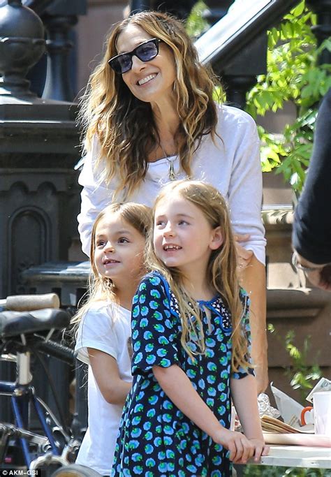 Sarah Jessica Parker Helps Her Twin Daughters Set Up A Lemonade Stand
